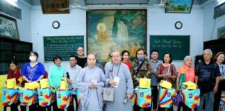 TP. HCM: CHÙA PHƯỚC VIÊN TẶNG QUÀ CHO NGƯỜI KHIẾM THỊ