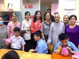 TP. HCM: CHÙA LINH PHƯỚC Q. 8 TRAO QUÀ CHO CÁC EM KHUYẾT TẬT