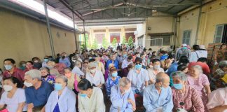 TIỀN GIANG: TẶNG 180 PHẦN QUÀ CHO NGƯỜI KHIẾM THỊ TẠI CHÙA LINH PHONG