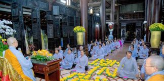 TP. HCM: Chùa Pháp Võ trang nghiêm thắp nến hoa đăng kính mừng Đại lễ Phật thành đạo
