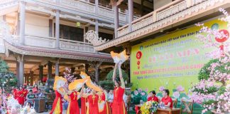 Bình Dương: Chùa Bồ Đề Đạo Tràng tất niên 2023 và trao tặng quà tết cho bà con có hoàn cảnh khó khăn.