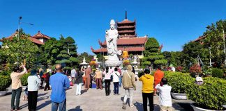 3.000 PHẦN CƠM CHAY VÀ HƠN 5.000 CHAI NƯỚC SUỐI PHỤC VỤ KHÁCH THẬP PHƯƠNG NGÀY RẰM THÁNG GIÊNG TẠI CHÙA THANH TÂM
