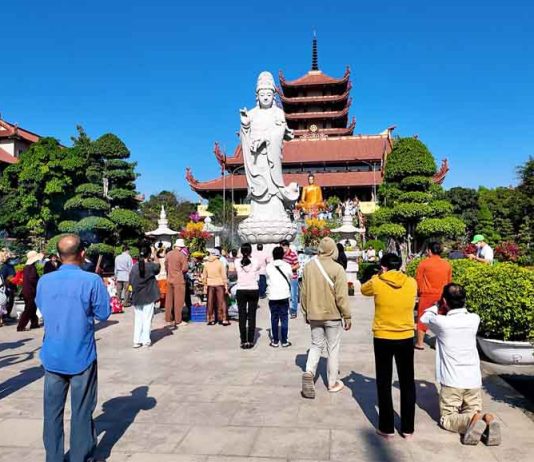3.000 PHẦN CƠM CHAY VÀ HƠN 5.000 CHAI NƯỚC SUỐI PHỤC VỤ KHÁCH THẬP PHƯƠNG NGÀY RẰM THÁNG GIÊNG TẠI CHÙA THANH TÂM