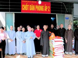 HỌC VIỆN PGVN TẠI TP. HCM VÀ CHÙA THANH TÂM (PHẬT CÔ ĐƠN) TẶNG QUÀ CHO NGƯỜI DÂN CÓ HOÀN CẢNH KHÓ KHĂN TẠI XÃ LÊ MINH XUÂN HUYỆN BÌNH CHÁNH