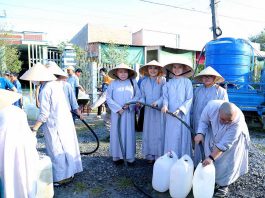 “Giọt nước nghĩa tình” đến Gò Công, Tiền Giang do Đạo tràng Pháp hoa chùa Thanh Tâm, Bình Chánh hỗ trợ