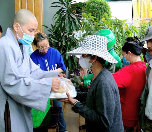 TP. HCM: CHÙA PHƯỚC VIÊN PHỤC VỤ 1.000 PHẦN CƠM CHAY TỪ THIỆN VÀO NGÀY RẰM THÁNG 5