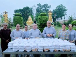 TP. HCM: CHÙA THANH TÂM (PHẬT CÔ ĐƠN) PHỤC VỤ GẦN 900 PHẦN CƠM CHAY MIỄN PHÍ CHO NGƯỜI DÂN TẠI XÃ LÊ MINH XUÂN HUYỆN BÌNH CHÁNH