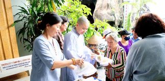 TP. HCM: CHÙA PHƯỚC VIÊN TẶNG 1.000 PHẦN CƠM CHAY TỪ THIỆN CHO BÀ CON CÓ HOÀN CẢNH KHÓ KHĂN