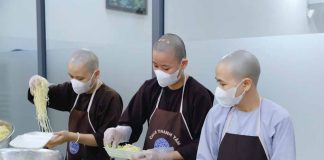 {HÌNH ẢNH} 700 SUẤT ĂN SÁNG CHƯ NI CHÙA THANH TÂM PHỤC VỤ NGƯỜI DÂN VÀO SÁNG NGÀY 30/ 12/ 2024