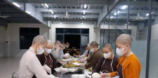 {HÌNH ẢNH} CHƯ NI CHÙA THANH TÂM PHỤC VỤ CƠM CHAY MIỄN PHÍ NGÀY 14 THÁNG CHẠP NĂM GIÁP THÌN