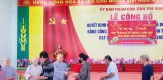 TRÀ VINH: CHÙA DƯỢC SƯ VÀ CHÙA TỪ HẠNH TP. HCM TẶNG QUÀ CHO NGƯỜI DÂN TẠI HUYỆN CẦU NGANG