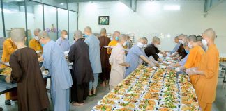 {ẢNH} HƠN 1.000 PHẦN CƠM CHAY VÀ NƯỚC UỐNG CHƯ NI CHÙA THANH TÂM PHỤC VỤ MIỄN PHÍ TRONG NGÀY RẰM THÁNG 4 NĂM ẤT TỴ