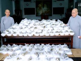 TP. HCM: CHÙA PHƯỚC VIÊN PHỤC VỤ 1.000 PHẦN CƠM CHAY TỪ THIỆN CHO BÀ CON CÓ HOÀN CẢNH KHÓ KHĂN