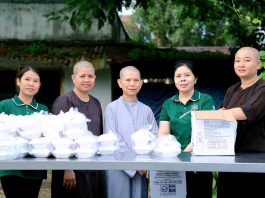 TP. HCM: CHÙA THANH TÂM VÀ HUỆ TÂM VEGAN TIẾP TỤC PHỤC VỤ 700 SUẤT CƠM CHAY VÀ NƯỚC UỐNG MIỄN PHÍ CHO NGƯỜI DÂN CÓ HOÀN CẢNH KHÓ KHĂN