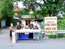 TP. HCM: CHÙA THANH TÂM VÀ NHÀ HÀNG CHAY HUỆ TÂM PHỤC VỤ 700 SUẤT CƠM CHAY MIỄN PHÍ CHO NGƯỜI DÂN KHÓ KHĂN