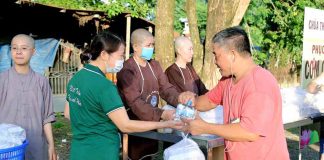 TP. HCM: 700 SUẤT CƠM CHAY VÀ NƯỚC UỐNG DO CHÙA THANH TÂM VÀ NHÀ HÀNG CHAY HUỆ TÂM PHỤC VỤ MIỄN PHÍ