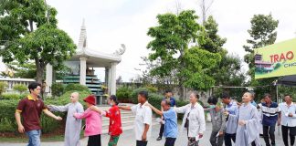TP. HCM: CHÙA THANH TÂM (PHẬT CÔ ĐƠN) TẶNG 100 PHẦN QUÀ CHO NGƯỜI KHIẾM THỊ