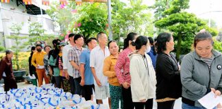 TP. HCM: CHÙA PHỔ MINH XÃ HƯNG LONG TẶNG QUÀ CHO NGƯỜI DÂN CÓ HOÀN CẢNH KHÓ KHĂN NHÂN MÙA VU LAN BÁO HIẾU