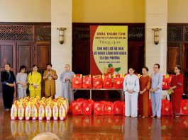 TP. HCM: NHÓM PHẬT TỬ PHÁP HỘI LIÊN HOA TRAO TẶNG QUÀ CHO BÀ CON CÓ HOÀN CẢNH KHÓ KHĂN XÃ BÌNH LỢI