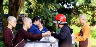 TP. HCM: CHÙA THANH TÂM VÀ NHÀ HÀNG CHAY HUỆ TÂM PHỤC VỤ 700 PHẦN CƠM CHAY VÀ NƯỚC SUỐI ĐẾN NGƯỜI DÂN ĐỊA PHƯƠNG