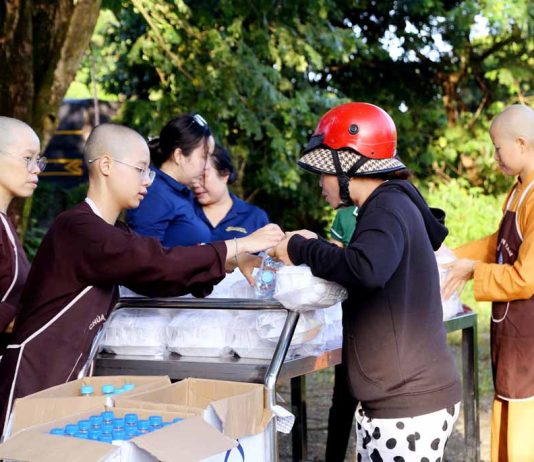 TP. HCM: CHÙA THANH TÂM VÀ NHÀ HÀNG CHAY HUỆ TÂM PHỤC VỤ 700 PHẦN CƠM CHAY VÀ NƯỚC SUỐI ĐẾN NGƯỜI DÂN ĐỊA PHƯƠNG