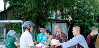 TP. HCM: CHÙA THANH TÂM VÀ NHÀ HÀNG CHAY HUỆ TÂM PHỤC VỤ 700 SUẤT ĂN CHAY VÀ NƯỚC SUỐI CHO NGƯỜI DÂN ĐỊA PHƯƠNG