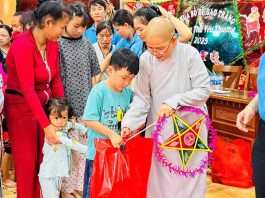 TP. HCM: CHÙA BỒ ĐỀ ĐẠO TRÀNG TRAO TẶNG 1.200 PHẦN QUÀ TRONG DỊP TẾT TRUNG THU NĂM 2025.