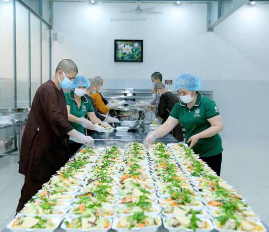{ẢNH} CHÙA THANH TÂM VÀ NHÀ HÀNG CHAY HUỆ TÂM PHỤC VỤ MIỄN PHÍ 700 SUẤT ĂN SÁNG NGÀY 3-11-2025 (14 – 9 – ẤT TỴ)