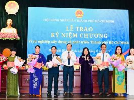 NI TRƯỞNG THÍCH NHƯ THẢO ĐÓN NHẬN KỶ NIỆM CHƯƠNG DO UBND TP. HỒ CHÍ MINH TRAO TẶNG