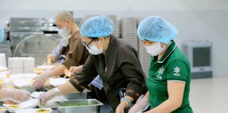 (ẢNH) GẦN 1.000 SUẤT ĂN CHAY DO CHÙA THANH TÂM VÀ NHÀ HÀNG CHAY HUỆ TÂM PHỤC VỤ MIỄN PHÍ VÀO NGÀY RẰM THÁNG CHẠP NĂM ẤT TỴ