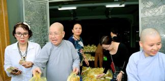 TP. HCM: CHÙA PHƯỚC VIÊN PHỤC VỤ 1.000 PHẦN CƠM CHAY TỪ THIỆN CHO NGƯỜI DÂN