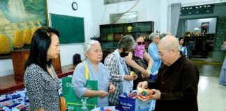 TP. HCM: CHÙA PHƯỚC VIÊN TRAO TẶNG QUÀ ĐẾN HỘI NGƯỜI KHIẾM THỊ