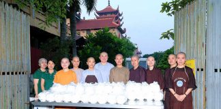 TP. HCM: 700 SUẤT CƠM CHAY VÀ NƯỚC SUỐI ĐƯỢC CHÙA THANH TÂM VÀ NHÀ HÀNG CHAY HUỆ TÂM PHỤC VỤ ĐẾN NGƯỜI DÂN ĐỊA PHƯƠNG