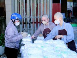 TP. HCM: 700 SUẤT ĂN CHAY MIỄN PHÍ CHÙA THANH TÂM VÀ NHÀ HÀNG CHAY HUỆ TÂM PHỤC VỤ NGƯỜI DÂN ĐỊA PHƯƠNG