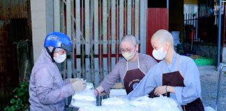 TP. HCM: 700 SUẤT ĂN CHAY MIỄN PHÍ CHÙA THANH TÂM VÀ NHÀ HÀNG CHAY HUỆ TÂM PHỤC VỤ NGƯỜI DÂN ĐỊA PHƯƠNG