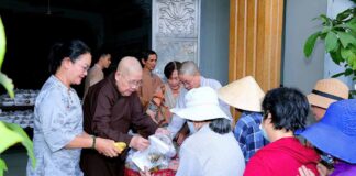 TP. HCM: CHÙA PHƯỚC VIÊN TRAO TẶNG 1.000 PHẦN CƠM CHAY TỪ THIỆN