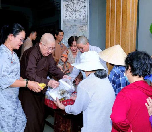 TP. HCM: CHÙA PHƯỚC VIÊN TRAO TẶNG 1.000 PHẦN CƠM CHAY TỪ THIỆN