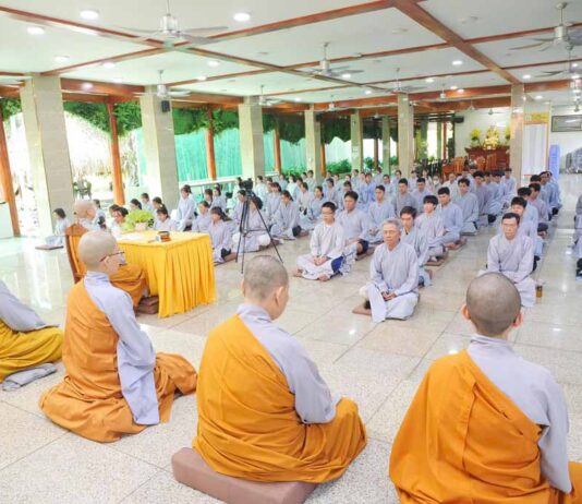 TP. HCM: TU VIỆN LONG HƯNG TỔ CHỨC KHÓA TU BÁT QUAN TRAI DÀNH CHO GIA ĐÌNH PHẬT TỬ