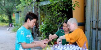 TP. HCM: CHÙA THANH TÂM VÀ NHÀ HÀNG CHAY HUỆ TÂM PHỤC VỤ 700 SUẤT ĂN CHAY MIỄN PHÍ ĐẾN NGƯỜI DÂN ĐỊA PHƯƠNG