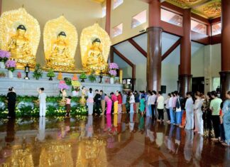 {ẢNH} HÀNG NGHÌN PHẬT TỬ THAM GIA TẮM PHẬT NGÀY RẰM THÁNG 4 ÂL TẠI CHÙA THANH TÂM