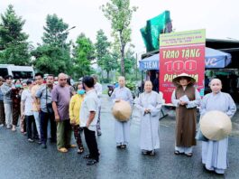 TP. HCM: HVPGVN VÀ CHÙA THANH TÂM TẶNG 500 PHẦN QUÀ CHO NGƯỜI KHIẾM THỊ, NGƯỜI DÂN TẠI XÃ BÌNH LỢI
