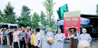 TP. HCM: HVPGVN VÀ CHÙA THANH TÂM TẶNG 500 PHẦN QUÀ CHO NGƯỜI KHIẾM THỊ, NGƯỜI DÂN TẠI XÃ BÌNH LỢI