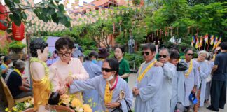 TP.HCM: CHÙA THIÊN QUANG QUY Y TAM BẢO VÀ TRAO QUÀ CHO 500 NGƯỜI KHIẾM THỊ TRONG MÙA PHẬT ĐẢN