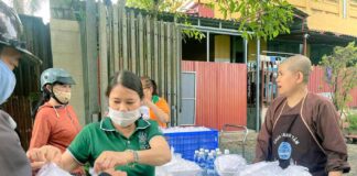 {ẢNH} CHÙA THANH TÂM VÀ NHÀ HÀNG CHAY HUỆ TÂM TIẾP TỤC PHỤC VỤ MIỄN PHÍ 700 PHẦN CƠM CHAY