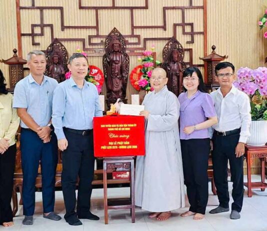 TP.HCM: LÃNH ĐẠO CÁC CƠ QUAN, BAN NGÀNH THĂM VÀ CHÚC MỪNG ĐẠI LỄ PHẬT ĐẢN