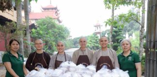 {ẢNH} 700 SUẤT ĂN SÁNG CHÙA THANH TÂM VÀ NHÀ HÀNG CHAY HUỆ TÂM PHỤC VỤ MIỄN PHÍ CHO NGƯỜI DÂN SÁNG NAY
