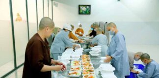 TP. HCM: CHÙA THANH TÂM VÀ NHÀ HÀNG CHAY HUỆ TÂM PHỤC VỤ 700 SUẤT ĂN CHAY MIỄN PHÍ ĐẾN NGƯỜI DÂN ĐỊA PHƯƠNG