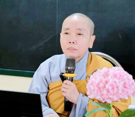 ĐỒNG THÁP: NI SƯ NHƯ NGUYỆT GIẢNG GIẢI LUẬT TỨ PHẦN TỲ KHEO NI TẠI ĐẠO TRÀNG AN CƯ CHÙA HẢI HUỆ