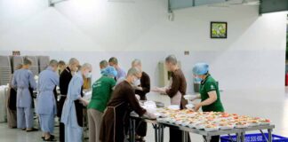 {ẢNH} 700 PHẦN CƠM CHAY MIỄN PHÍ DO CHÙA THANH TÂM VÀ NHÀ HÀNG CHAY HUỆ TÂM PHỤC VỤ NGÀY RẰM THÁNG 5 ÂL – 2026