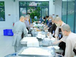 TP. HCM: CHÙA THANH TÂM VÀ NHÀ HÀNG CHAY HUỆ TÂM PHỤC VỤ 700 SUẤT ĂN CHAY VÀ NƯỚC SUỐI MIỄN PHÍ ĐẾN NGƯỜI DÂN ĐỊA PHƯƠNG